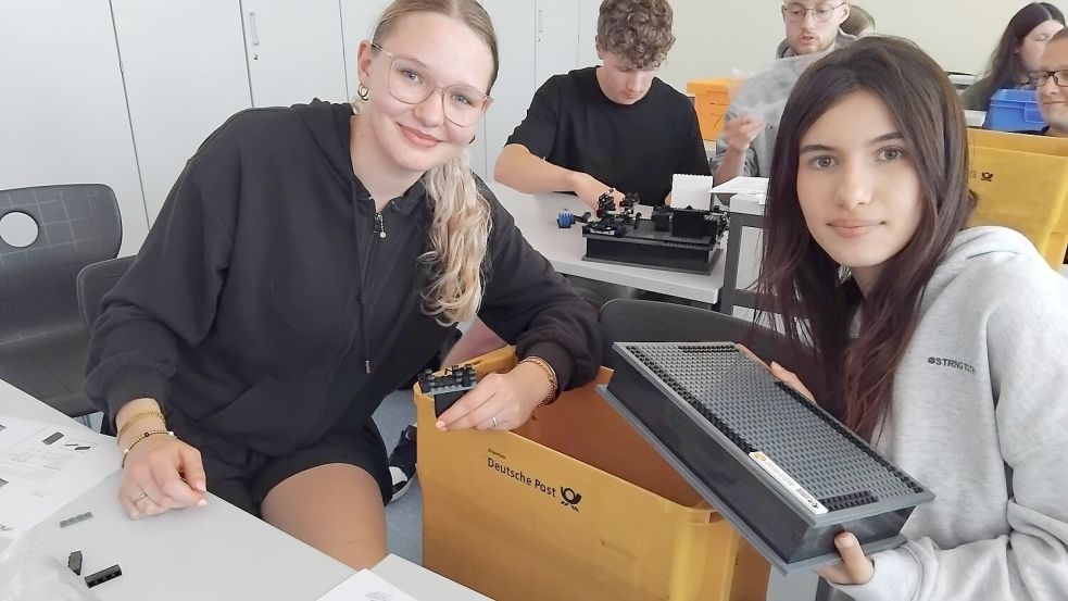 Lilly Rülander (links) und Maya Albaber bauen nach Anleitung einen Interferometer. Foto: Clarissa Scherzer