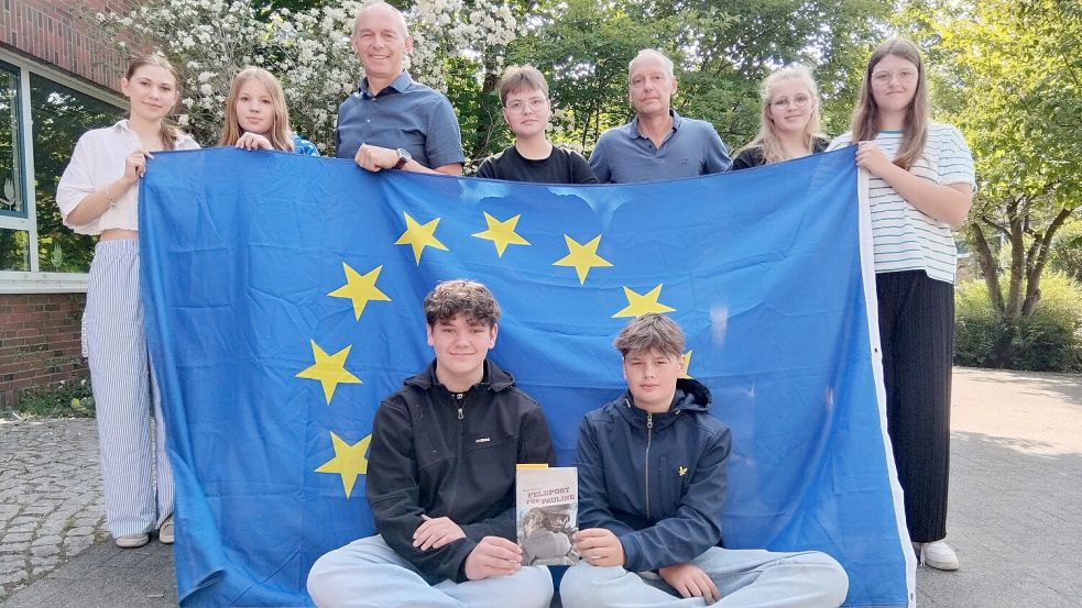 Zurück aus Belgien berichteten die Teilnehmenden von ihren Erlebnissen. vorne v.l. Ben Peters und Janko Tinnemeyer. hinten v.l. Mia Speidel, Christin Timmermann, Schulleiter Ludger Mählmann, Alex Diekmann, Fachbereichsleiter Thorsten Bildhauer, Jana Rebel, Mia-Sophie Schütte. Foto: Clarissa Scherzer