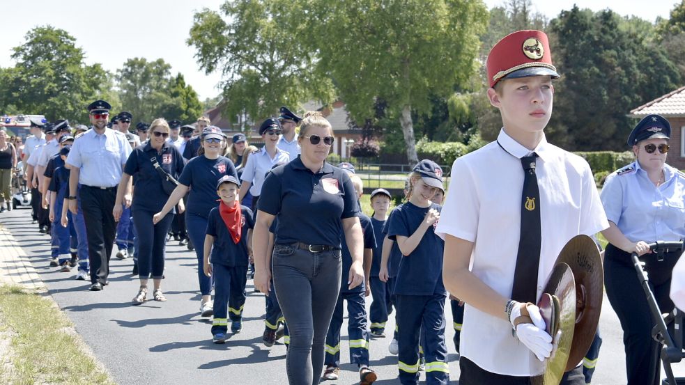 Es gab einen Umzug zum neuen Feuerwehrhaus. Foto: Vivien Buntjer