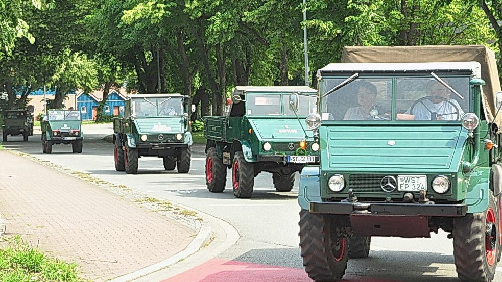 25 Unimogs waren in Leer unterwegs. Foto: Bodo Wolters