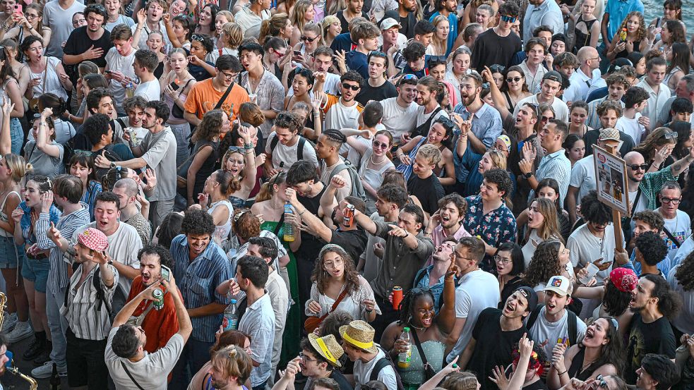 Viele Menschen tanzten am Wochenende in Frankreich – hier zu sehen auf einer Pariser Straße. Foto: IMAGO / Le Pictorium