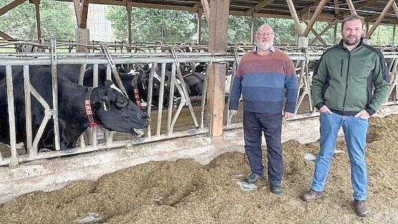 Erst die Tiere – und dann noch der Papierkram: Justus Ackermann und sein Sohn Renke auf ihrem Hof in Uplengen. Foto: Teschke