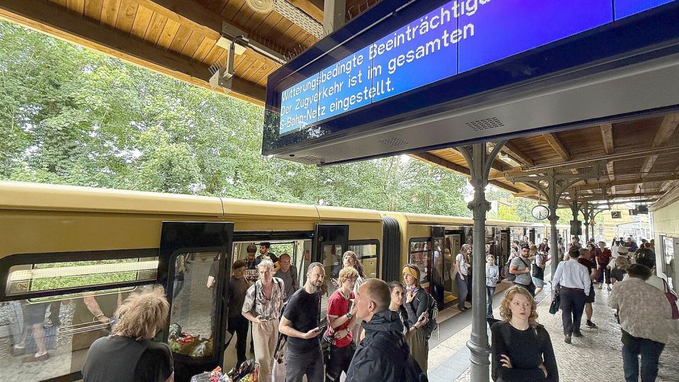 Der gesamte S-Bahn-Verkehr wurde am Abend eingestellt. Foto: Michael Brandt/dpa