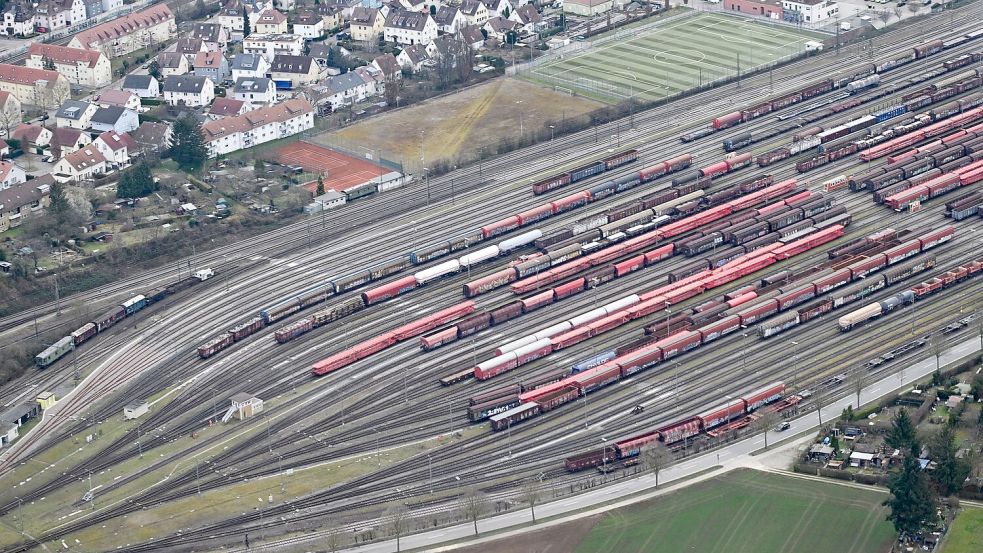 Auch Züge können eine Lärmbelastung sein. (Illustration) Foto: Bernd Weißbrod/dpa