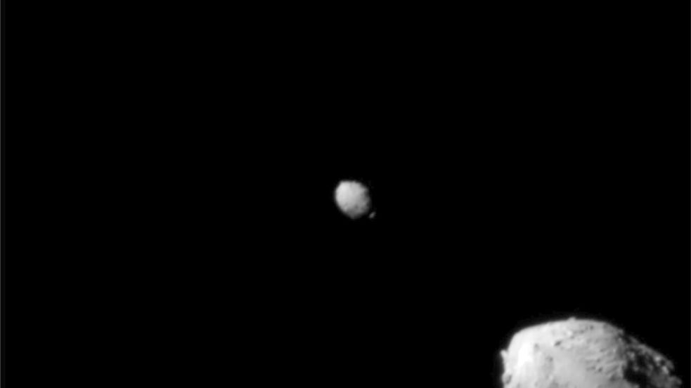 Der Asteroid Didymos (r) wird von dem kleineren Asteroiden Dimorphos umkreist - kurz vor dem Aufprall der „Dart“-Sonde. (Archivbild) Foto: ---/NASA/Johns Hopkins APL/dpa