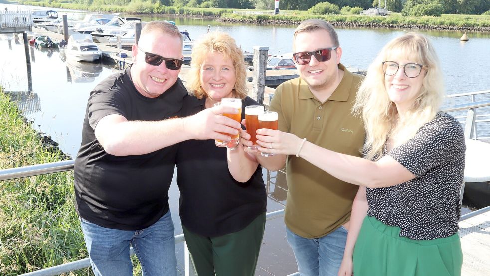 Stießen auf die Eröffnung des vierten Barßeler Bierfests an (von links): Jan Lange, Manuela Harms, Nils Anhuth, Janina Oberschelp. Foto: Hans Passmann