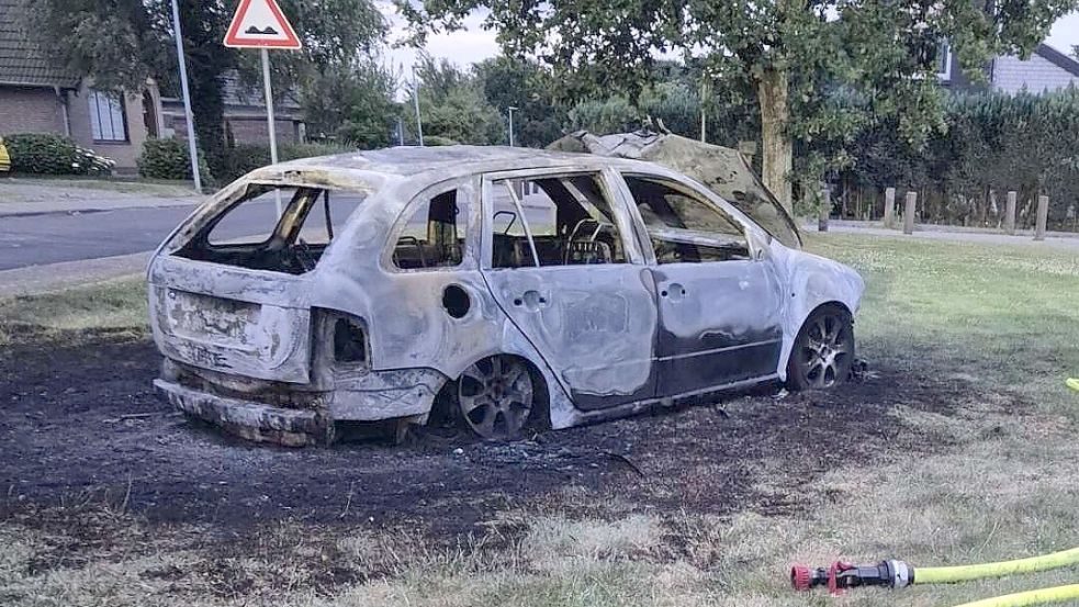 Ein Auto stand in Bunde in Flammen. Die Feuerwehr löschte den Brand. Foto: Feuerwehr