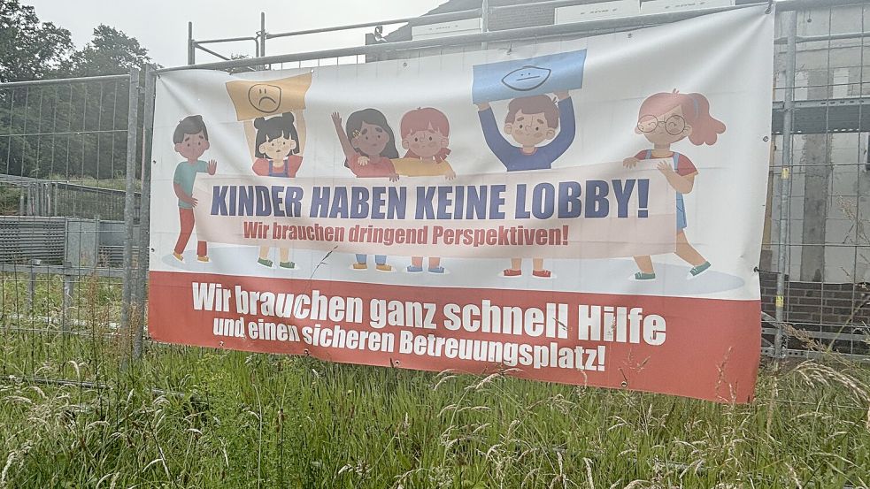 Eine Eltern-Initiative hatte an der Hauptstraße in Strücklingen ein Plakat aufgehängt. Foto: Henrik Zein