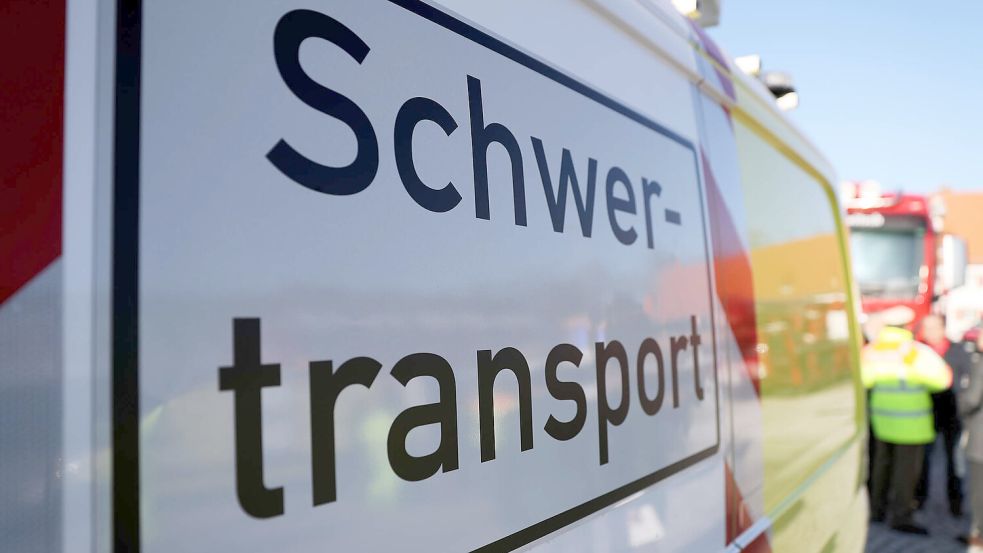 Die Polizei ist wegen eines festgefahrenen Schwertransporters in Hinte im Einsatz. Symbolfoto: DPA
