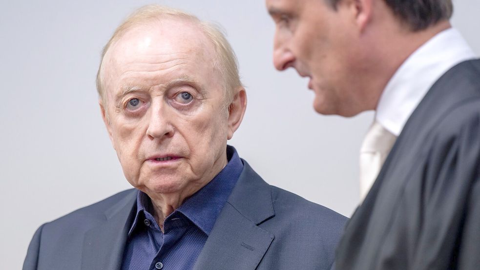 Schuhbeck mit seinem Anwalt Norbert Scharf. Foto: Peter Kneffel/dpa