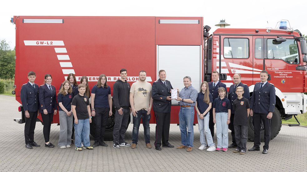 Tim Ricklefs, Jan Prinz und Anton Klein (alle Waskönig+Walter) überreichten die Spendendose an den stellvertretenden Jugendfeuerwehrwart Florian Fugel. Foto: Waskönig+Walter