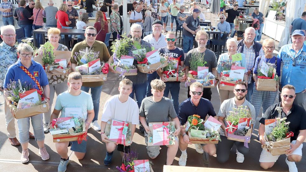 Über Preise und Urkunden freuten sich die siegreichen Teilnehmer des diesjährigen Stadtradelns der Gemeinde Barßel. Foto: Hans Passmann