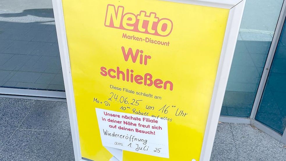 Ein Aufsteller vor der Eingangstür des Nettomarktes in Folmhusen weist darauf hin, dass die Filiale schließt. Foto: David Ammermann