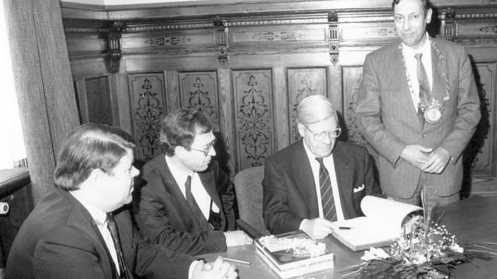 Während der Amtszeit von Günther Boekhoff (von rechts) war auch Helmut Schmidt in Leer zu Gast. Foto: Archiv
