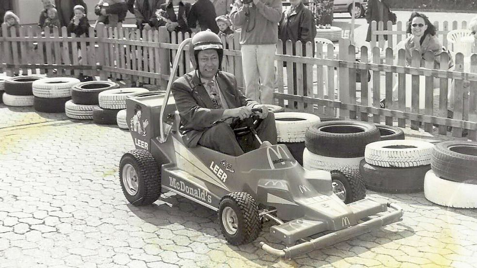 Günther Boekhoff war ein fröhlicher Mensch. Hier probiert er ein Kart aus. Foto: Bodo Wolters/Archiv