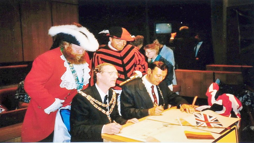 Günther Boekhoff (sitzend, rechts) unterzeichnete 1989 die Urkunde der Städtepartnerschaft mit Trowbridge. Foto: Archiv