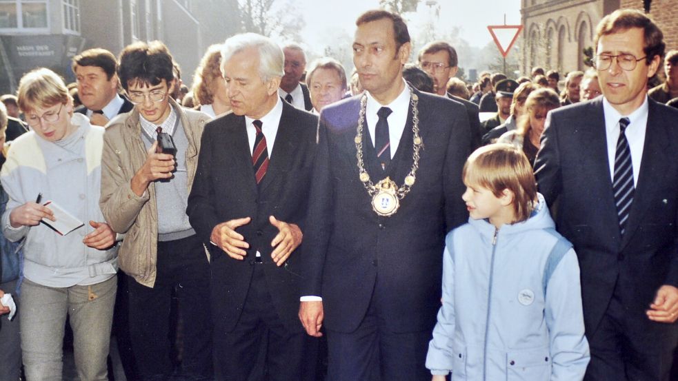 Günther Boekhoff begleitete den damaligen Bundespräsidenten Richard von Weizäcker bei seinem Rundgang durch Leer. Foto: Bodo Wolters/Archiv