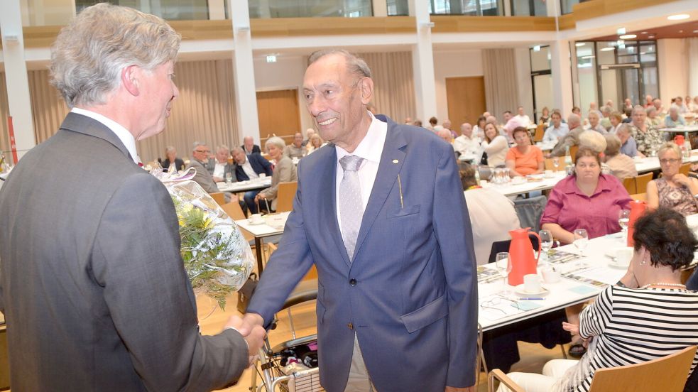 Von 1982 bis 2017 war Günther Boekhoff Aufsichtsratsvorsitzender des Bauvereins. Hier wird er von seinem Nachfolger Heinz Feldmann verabschiedet. Foto: Edgar Behrendt/Archiv