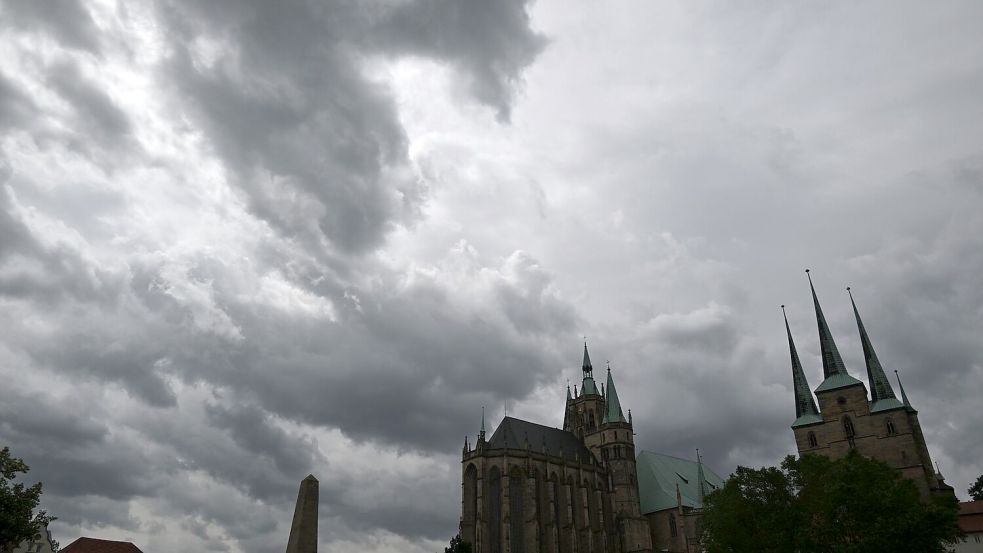 Blick auf den Erfurter Domplatz. Nach einem Montag mit starken Unwettern bleibt es am Dienstag wolkig, dafür wird es etwas milder. Foto: Martin Schutt/dpa