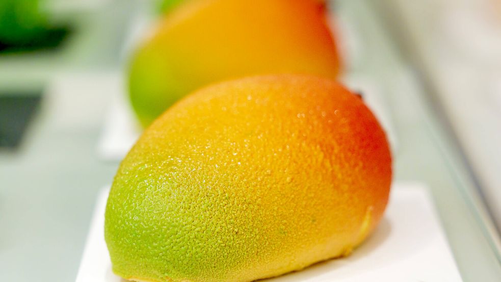 Sieht aus wie eine echte Mango, ist aber ein süßes Dessert: Trompe-l‘oeil-Frucht. Foto: IMAGO/Zoonar/Bartomeu Balaguer Rotger