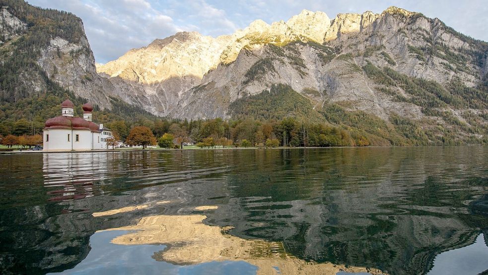 Die Kapelle St. Bartholomä am Königssee vor dem Watzmann. (Archivbild) Foto: Lino Mirgeler/dpa