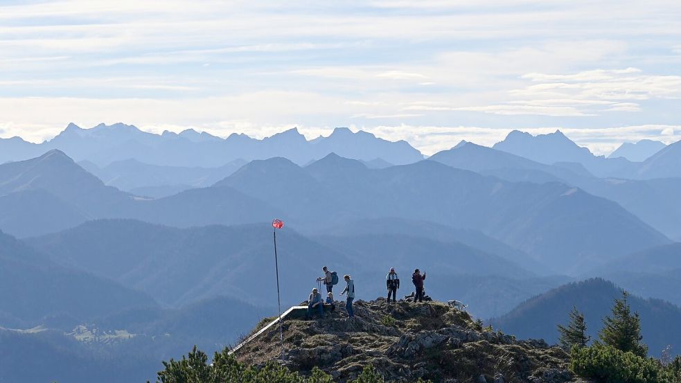 Schlechte Karten für Wanderer: Der Vandalismus in Schutzhütten nimmt zu, teilt der Deutsche Alpenverein (DAV) mit. Foto: Katrin Requadt/dpa