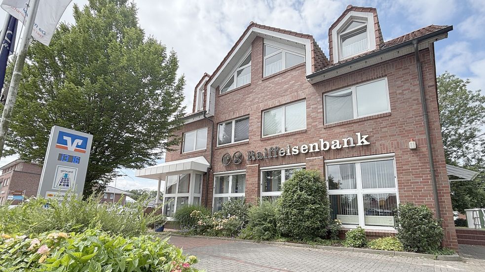 Die Filiale der Raiffeisenbank in Strücklingen wird modernisiert – mit Folgen für die Kunden. Foto: Henrik Zein