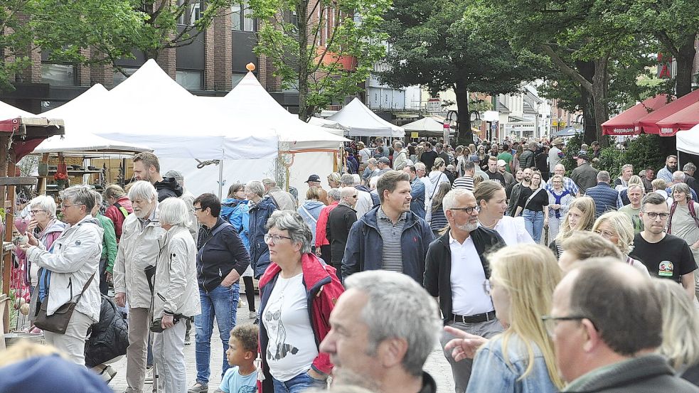 Tausende Besucher zieht alljährlich der Töpfermarkt in Leer an. Fotos: Wolters