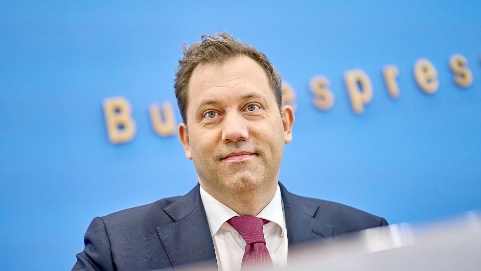 „Ich will Investitionsminister sein“ –Lars Klingbeil (SPD) bei der Vorstellung des Bundeshaushaltes am Dienstag im Haus der Bundespressekonferenz: Foto: IMAGO/epd
