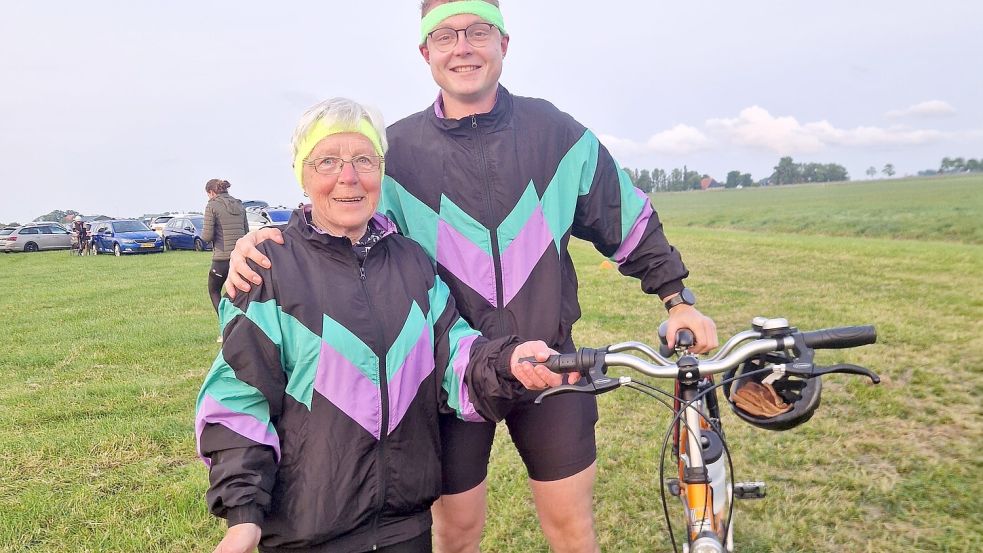 Arne Janßen (rechts) besorgte für seine Oma Christa Janßen (links) und für sich noch ein Retro-Outfit. Foto: Privat