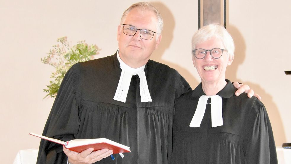 Pastorin Utta Dittmar wurde in Flachsmeer in den Ruhestand verabschiedet. Auf dem Foto steht sie mit Superintendent Thomas Kersten. Foto: Andreas Engel