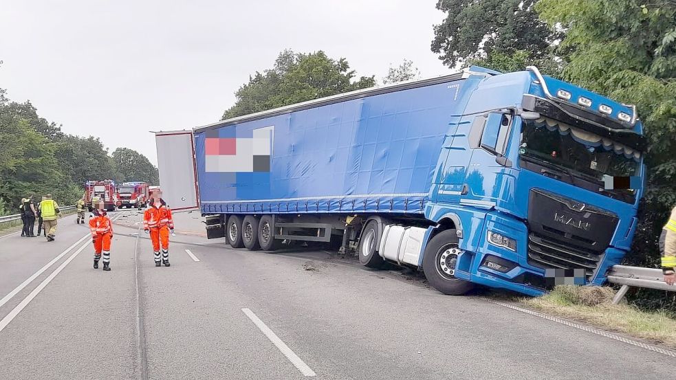 Einen schweren Verkehrsunfall hat es am Dienstagnachmittag auf der Bundesstraße 72 zwischen Ramsloh und Strücklingen gegeben. Foto: Hans Passmann