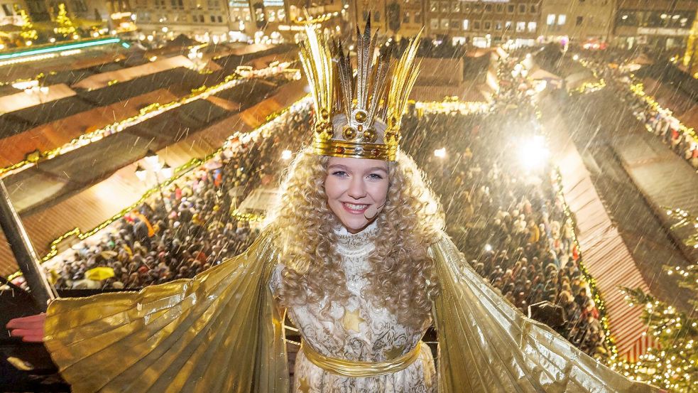Schwindelfrei, wetterfest und belastbar - das sollte das Christkind laut Jobbeschreibung sein. Foto: Daniel Karmann/dpa