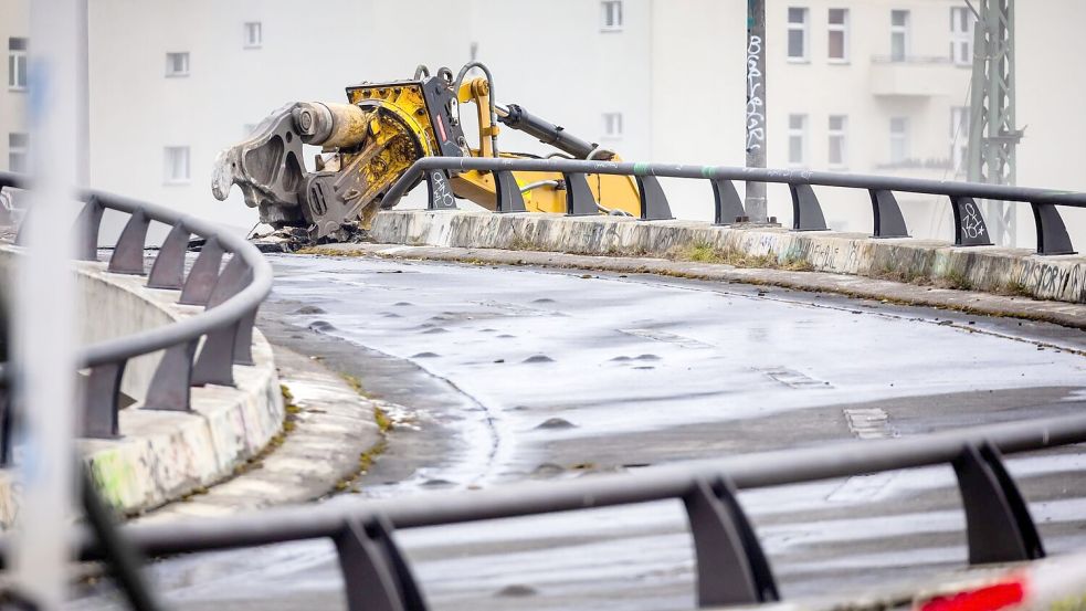 Ein bekanntes Beispiel: Die strapazierte Ringbahnbrücke auf der A100 war nicht mehr zu retten. (Archivbild) Foto: Christoph Soeder/dpa