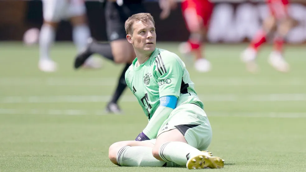 Manuel Neuer schaut dem Ball hinterher. Foto: Sven Hoppe/dpa