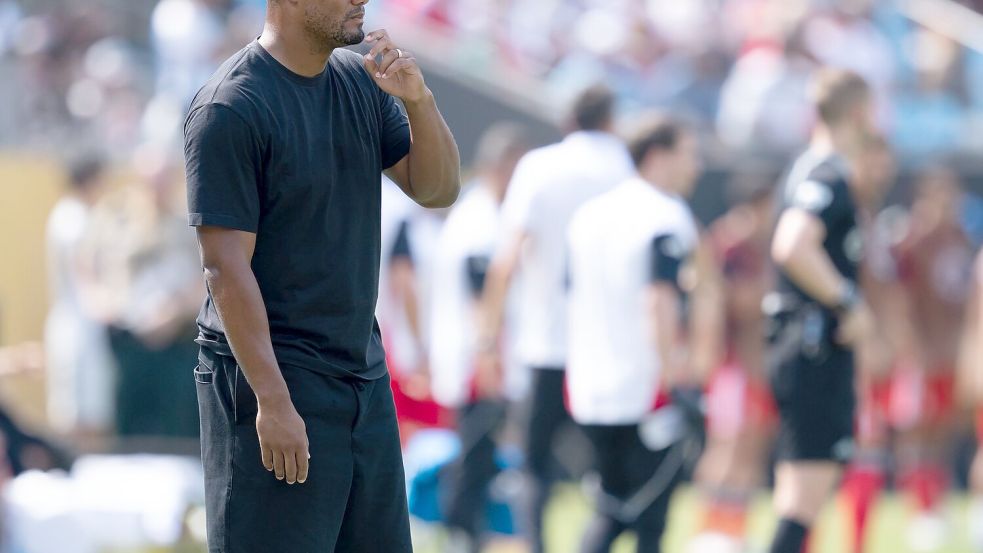 Vincent Kompany in kurzer Hose am Spielfeldrand. Auch dem Trainer verlangte die Hitze alles ab. Foto: Sven Hoppe/dpa