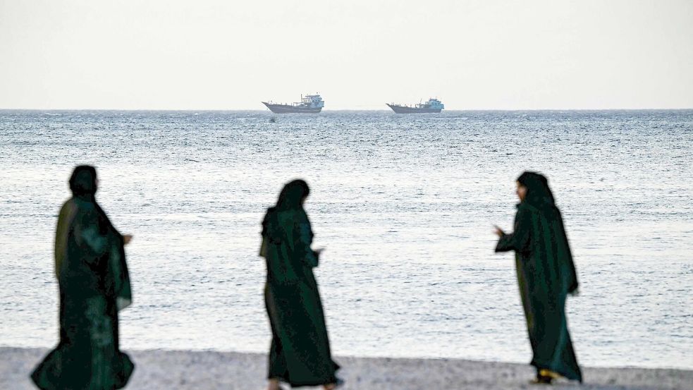 Blick vom Strand im Oman auf die für den Iran wichtige Handelsroute, die Straße von Hormus. Foto: AFP/GIUSEPPE CACACE
