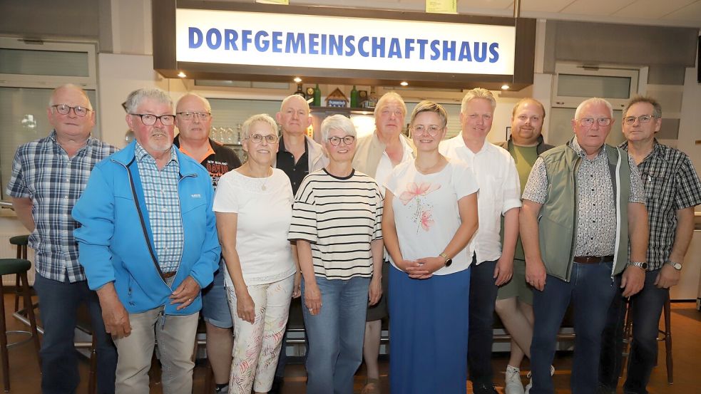Die Geschicke des Vereins „Dorfgemeinschaft Elisbethfehn“ leiten (v.li): Bernd Hauke, Ludger Sibum, Manfred Bothe, Helga Pieper, Herbert Schliep, Karin Robbers, Ewald Janßen, Agens Ihler, Klaus-Peter Geesen, Jannik Bruns, Günter Ludmann, Lothar Lindemann. Foto: Hans Passmann
