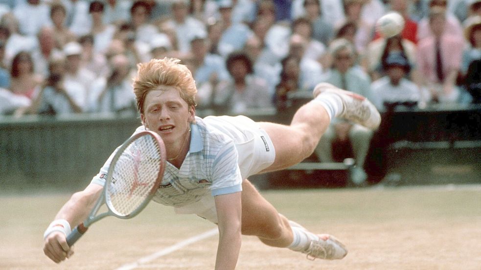 Der 17-jährige Boris Becker hechtet zu einem Ball und gewinnt später erstmals Wimbledon. Foto: picture alliance / Rüdiger Schrader/dpa