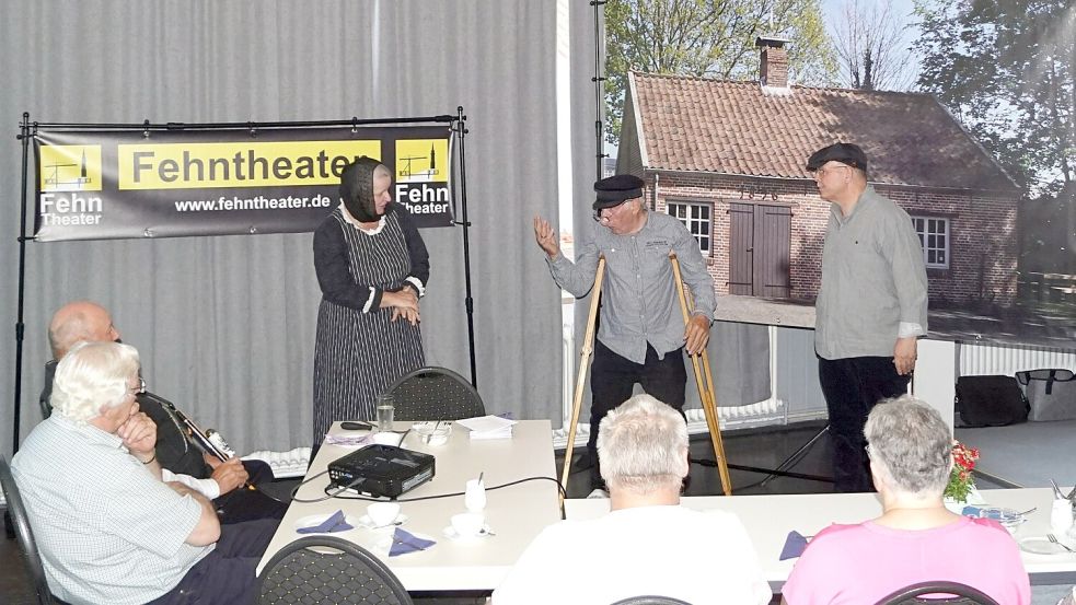 Heike Heselmeyer, Hartmut Hauer und Peter Detmers in der Szene „Schmiede“. Foto: Hinrich Heselmeyer