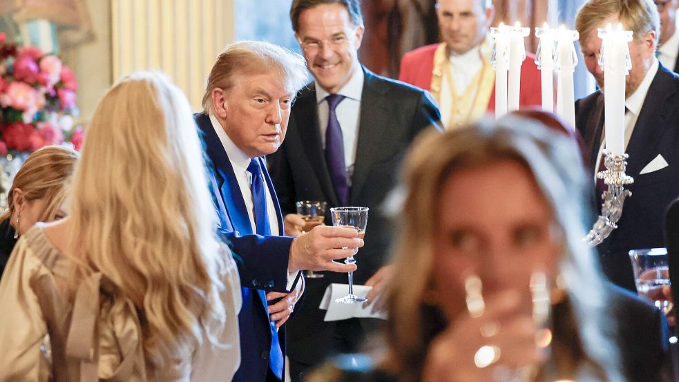 US-Präsident Donald Trump genoss beim Empfang zum Nato-Gipfel in Den Haag das Bad in der Menge. Im Hintergrund: Generalsekretär Mark Rutte. Foto: IMAGO/ANP