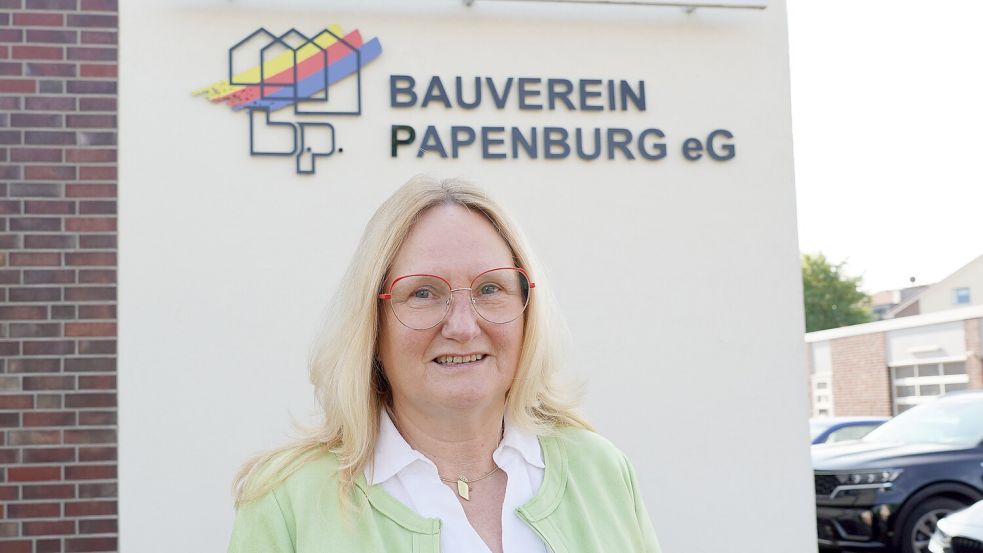 „Ich habe hier immer gerne gearbeitet und immer versucht, mein Bestes zu geben“, sagt Marita Siebrands. Die Geschäftsführerin hat ihr gesamtes Berufsleben beim Bauverein Papenburg verbracht. Fotos: Gerd Schade