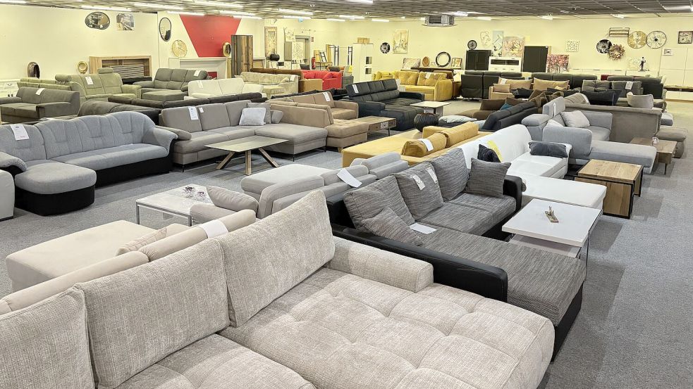 Gemütliche Sofas und Couchtische gibt es bei Sika XXL in unterschiedlichen Ausführungen.