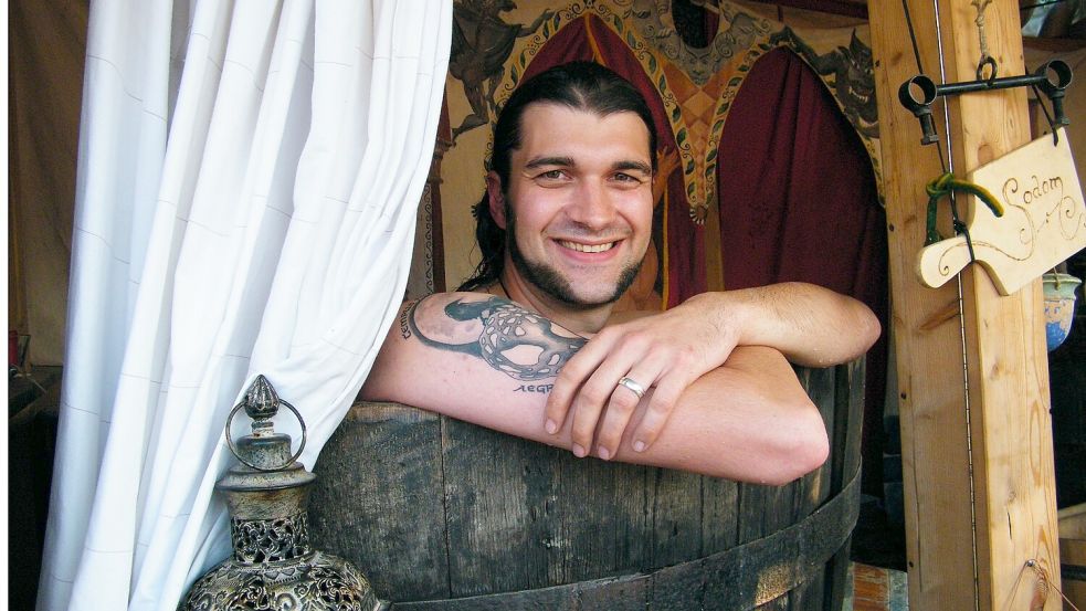 Sandro Cotterli aus Stickhausen hat schon viele Mittelaltermärkte besucht. Hier sitzt er in einem Waschzuber. Foto: privat