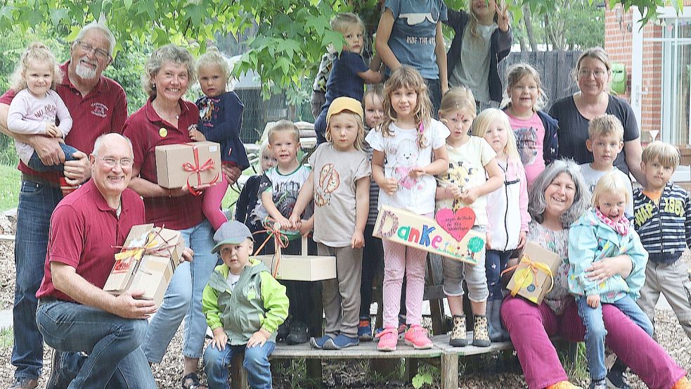 Alrich Waden (von links), Freerk Röskens und Gabriele Harms von der Theatergruppe Strücklingen übergaben nach einer sehr erfolgreichen Saison eine Sachspende an das Team der Kindertagesstätte Weidenhopser in Wittensand. Darüber freuen sich Leiterin Marcella Deeken (vordere Reihe, rechts sitzend) und ihr Team sehr. Foto: privat
