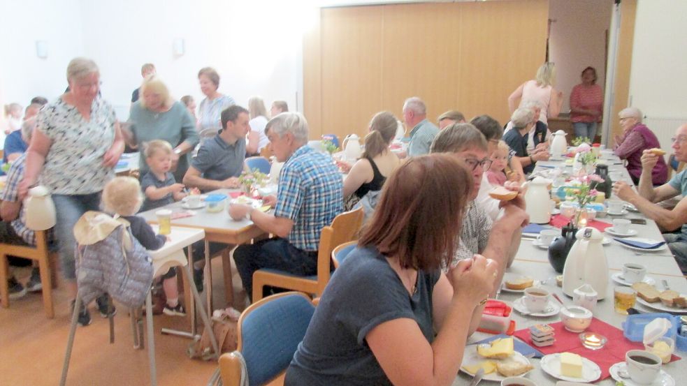 Fast 60 Menschen nahmen am saterfriesischen Frühstück im Bonifatiushaus in Scharrel teil, das jetzt zum ersten Mal veranstaltet wurde. Foto: privat