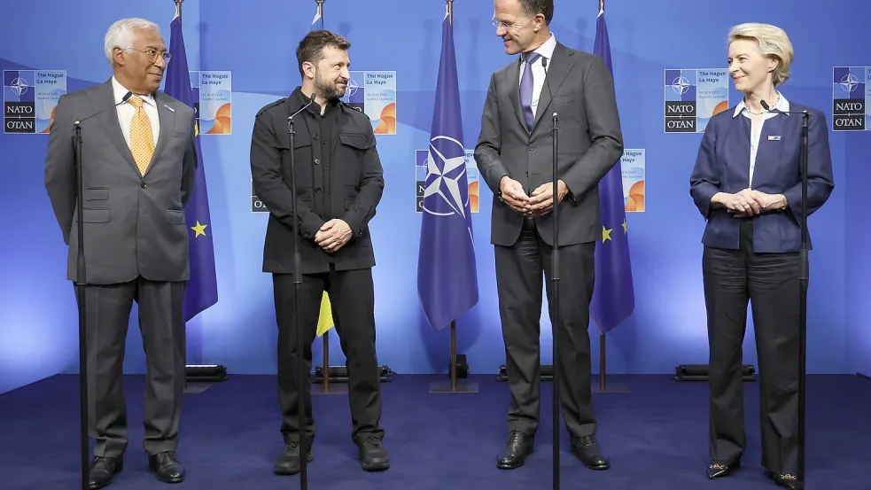 Antonio Costa, der Präsident des Europäischen Rates, der ukrainische Präsident Wolodymyr Selenskyj, der NATO-Generalsekretär Mark Rutte und die Präsidentin der Europäischen Kommission, Ursula von der Leyen, vor einem Treffen am Rande des NATO-Gipfels in Den Haag. Foto: Geert Vanden Wijngaert/dpa/AP