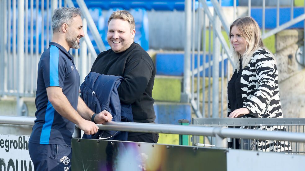 Der sportliche Leiter Erhan Colak (links) und Trainer Jan-Niklas Eickels starten mit Germania in die Saisonvorbereitung. Nathalie Pauls wird als Betreuerin fungieren. Archivfoto: Doden/Emden