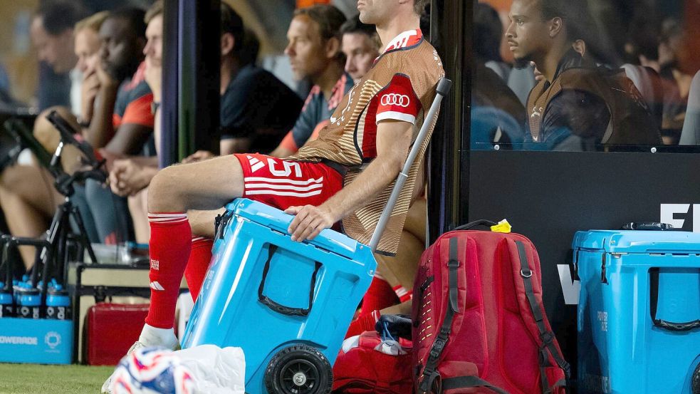 Auch als Reservist immer für etwas Besonderes gut: Thomas Müller verfolgt das Spiel gegen Boca Juniors auf einer Kühlbox sitzend. Foto: Sven Hoppe/dpa