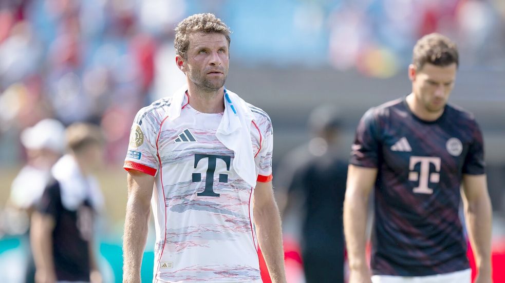 Angekämpft im Glutofen von Charlotte: Thomas Müller (l) nach dem Spiel mit einem eisgekühlten Handtuch im Nacken. Foto: Sven Hoppe/dpa